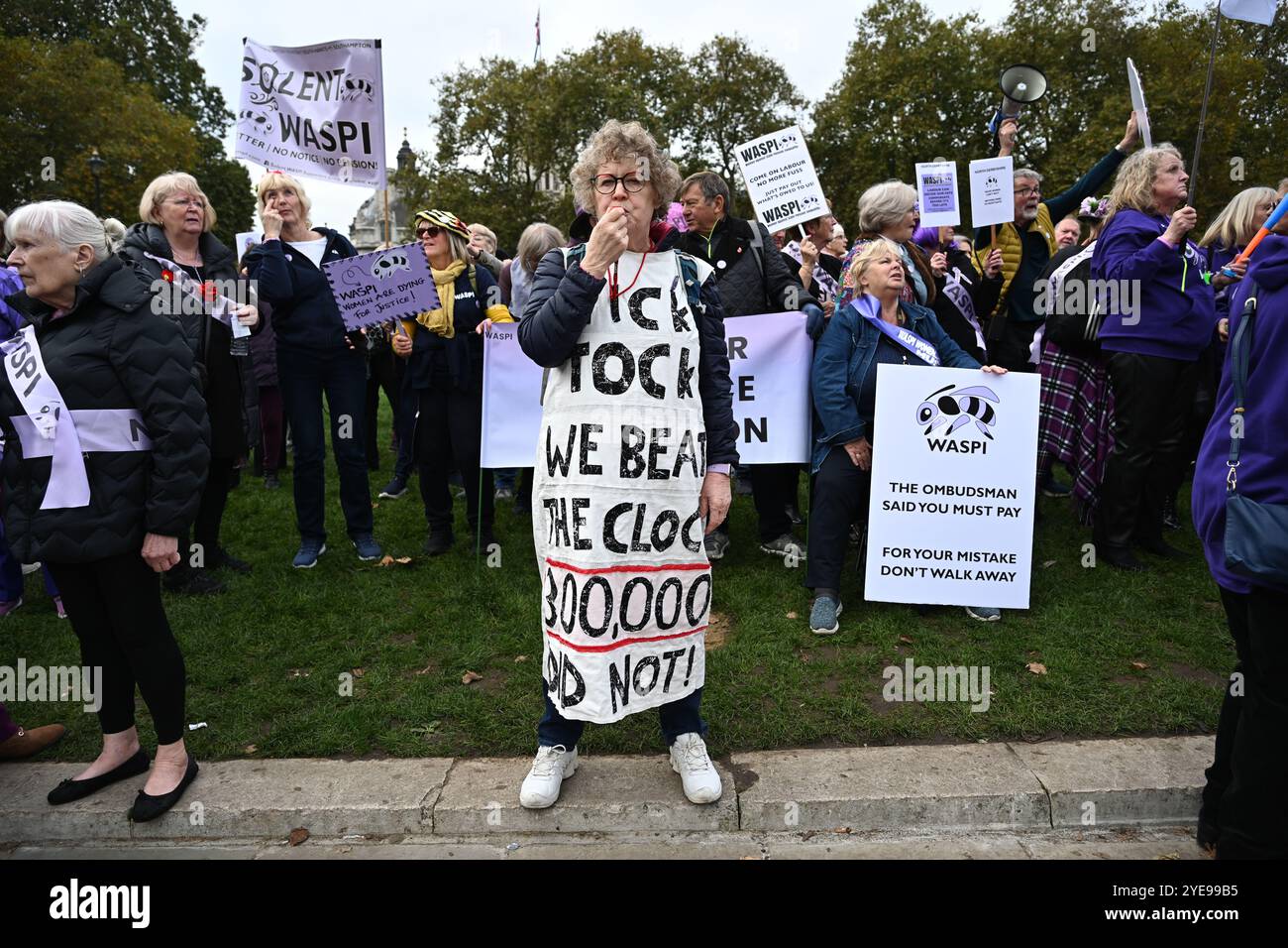 LONDRA, REGNO UNITO. 30 ottobre 2024. I manifestanti del WASPI sono incerti sul fatto che il governo ci pagherà. Le donne contro la disuguaglianza pensionistica di Stato (WASPI) hanno protestato contro il bilancio del governo britannico in piazza del Parlamento. le donne dei 50 anni stanno ancora aspettando la pensione dei 70 anni Il governo britannico non li compensa ancora. Purtroppo, molti sono morti senza ricevere le loro pensioni. (Foto di 李世惠/SEE li/Picture Capital) credito: Vedi li/Picture Capital/Alamy Live News Foto Stock