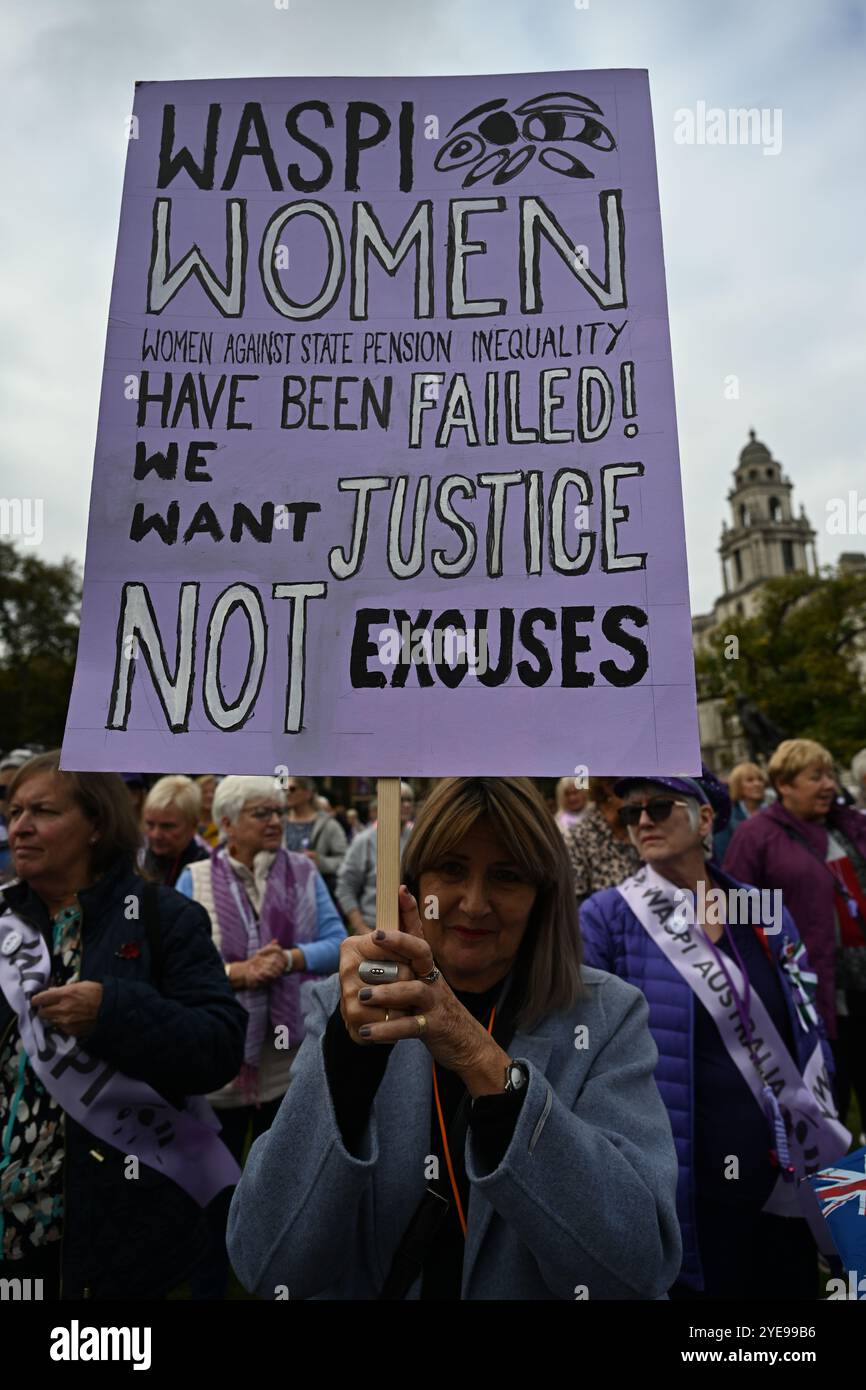 LONDRA, REGNO UNITO. 30 ottobre 2024. I manifestanti del WASPI sono incerti sul fatto che il governo ci pagherà. Le donne contro la disuguaglianza pensionistica di Stato (WASPI) hanno protestato contro il bilancio del governo britannico in piazza del Parlamento. le donne dei 50 anni stanno ancora aspettando la pensione dei 70 anni Il governo britannico non li compensa ancora. Purtroppo, molti sono morti senza ricevere le loro pensioni. (Foto di 李世惠/SEE li/Picture Capital) credito: Vedi li/Picture Capital/Alamy Live News Foto Stock