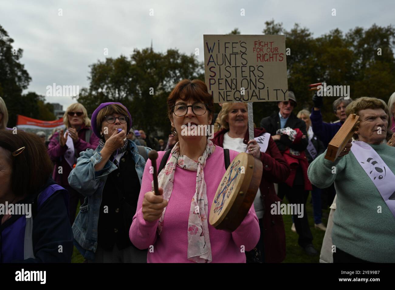 LONDRA, REGNO UNITO. 30 ottobre 2024. I manifestanti del WASPI sono incerti sul fatto che il governo ci pagherà. Le donne contro la disuguaglianza pensionistica di Stato (WASPI) hanno protestato contro il bilancio del governo britannico in piazza del Parlamento. le donne dei 50 anni stanno ancora aspettando la pensione dei 70 anni Il governo britannico non li compensa ancora. Purtroppo, molti sono morti senza ricevere le loro pensioni. (Foto di 李世惠/SEE li/Picture Capital) credito: Vedi li/Picture Capital/Alamy Live News Foto Stock