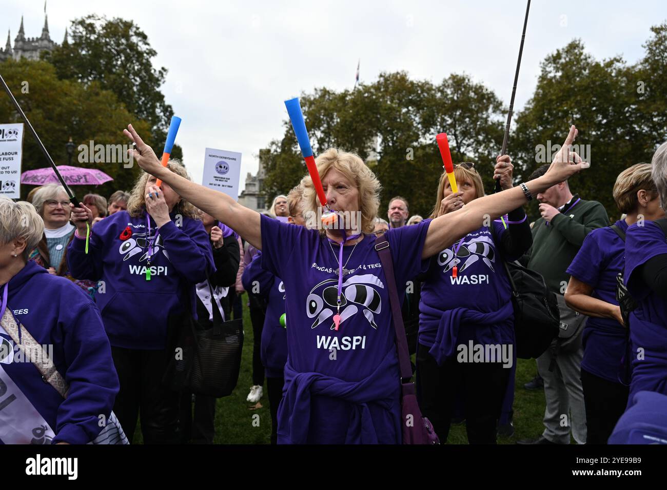LONDRA, REGNO UNITO. 30 ottobre 2024. I manifestanti del WASPI sono incerti sul fatto che il governo ci pagherà. Le donne contro la disuguaglianza pensionistica di Stato (WASPI) hanno protestato contro il bilancio del governo britannico in piazza del Parlamento. le donne dei 50 anni stanno ancora aspettando la pensione dei 70 anni Il governo britannico non li compensa ancora. Purtroppo, molti sono morti senza ricevere le loro pensioni. (Foto di 李世惠/SEE li/Picture Capital) credito: Vedi li/Picture Capital/Alamy Live News Foto Stock