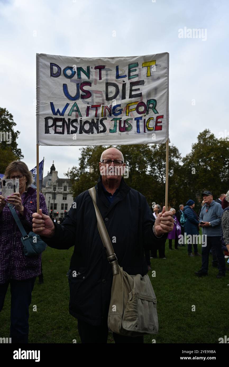 LONDRA, REGNO UNITO. 30 ottobre 2024. I manifestanti del WASPI sono incerti sul fatto che il governo ci pagherà. Le donne contro la disuguaglianza pensionistica di Stato (WASPI) hanno protestato contro il bilancio del governo britannico in piazza del Parlamento. le donne dei 50 anni stanno ancora aspettando la pensione dei 70 anni Il governo britannico non li compensa ancora. Purtroppo, molti sono morti senza ricevere le loro pensioni. (Foto di 李世惠/SEE li/Picture Capital) credito: Vedi li/Picture Capital/Alamy Live News Foto Stock