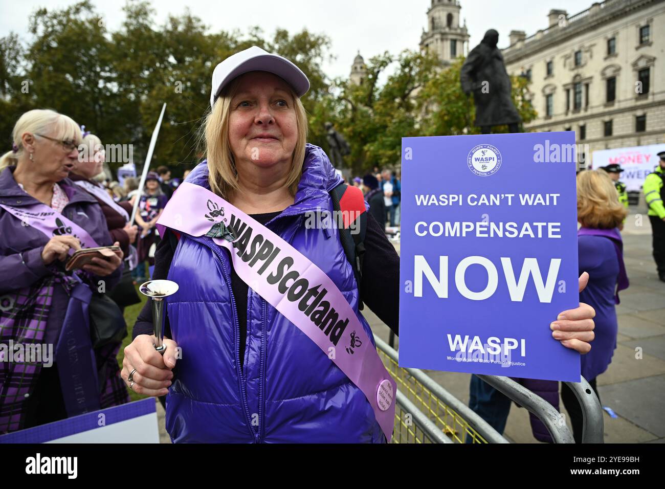LONDRA, REGNO UNITO. 30 ottobre 2024. I manifestanti del WASPI sono incerti sul fatto che il governo ci pagherà. Le donne contro la disuguaglianza pensionistica di Stato (WASPI) hanno protestato contro il bilancio del governo britannico in piazza del Parlamento. le donne dei 50 anni stanno ancora aspettando la pensione dei 70 anni Il governo britannico non li compensa ancora. Purtroppo, molti sono morti senza ricevere le loro pensioni. (Foto di 李世惠/SEE li/Picture Capital) credito: Vedi li/Picture Capital/Alamy Live News Foto Stock