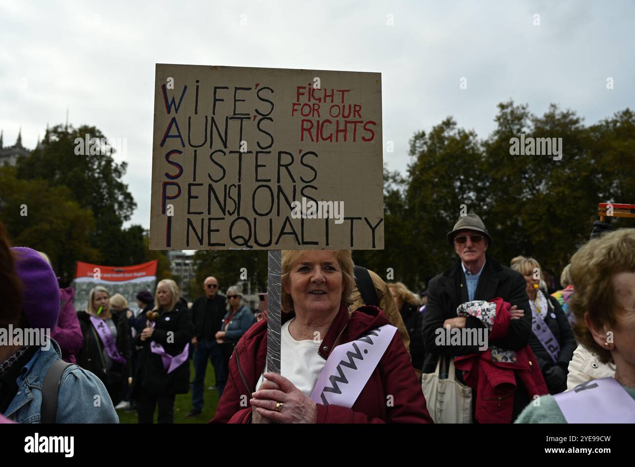 LONDRA, REGNO UNITO. 30 ottobre 2024. I manifestanti del WASPI sono incerti sul fatto che il governo ci pagherà. Le donne contro la disuguaglianza pensionistica di Stato (WASPI) hanno protestato contro il bilancio del governo britannico in piazza del Parlamento. le donne dei 50 anni stanno ancora aspettando la pensione dei 70 anni Il governo britannico non li compensa ancora. Purtroppo, molti sono morti senza ricevere le loro pensioni. (Foto di 李世惠/SEE li/Picture Capital) credito: Vedi li/Picture Capital/Alamy Live News Foto Stock