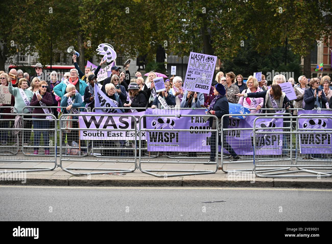 LONDRA, REGNO UNITO. 30 ottobre 2024. I manifestanti del WASPI sono incerti sul fatto che il governo ci pagherà. Le donne contro la disuguaglianza pensionistica di Stato (WASPI) hanno protestato contro il bilancio del governo britannico in piazza del Parlamento. le donne dei 50 anni stanno ancora aspettando la pensione dei 70 anni Il governo britannico non li compensa ancora. Purtroppo, molti sono morti senza ricevere le loro pensioni. (Foto di 李世惠/SEE li/Picture Capital) credito: Vedi li/Picture Capital/Alamy Live News Foto Stock