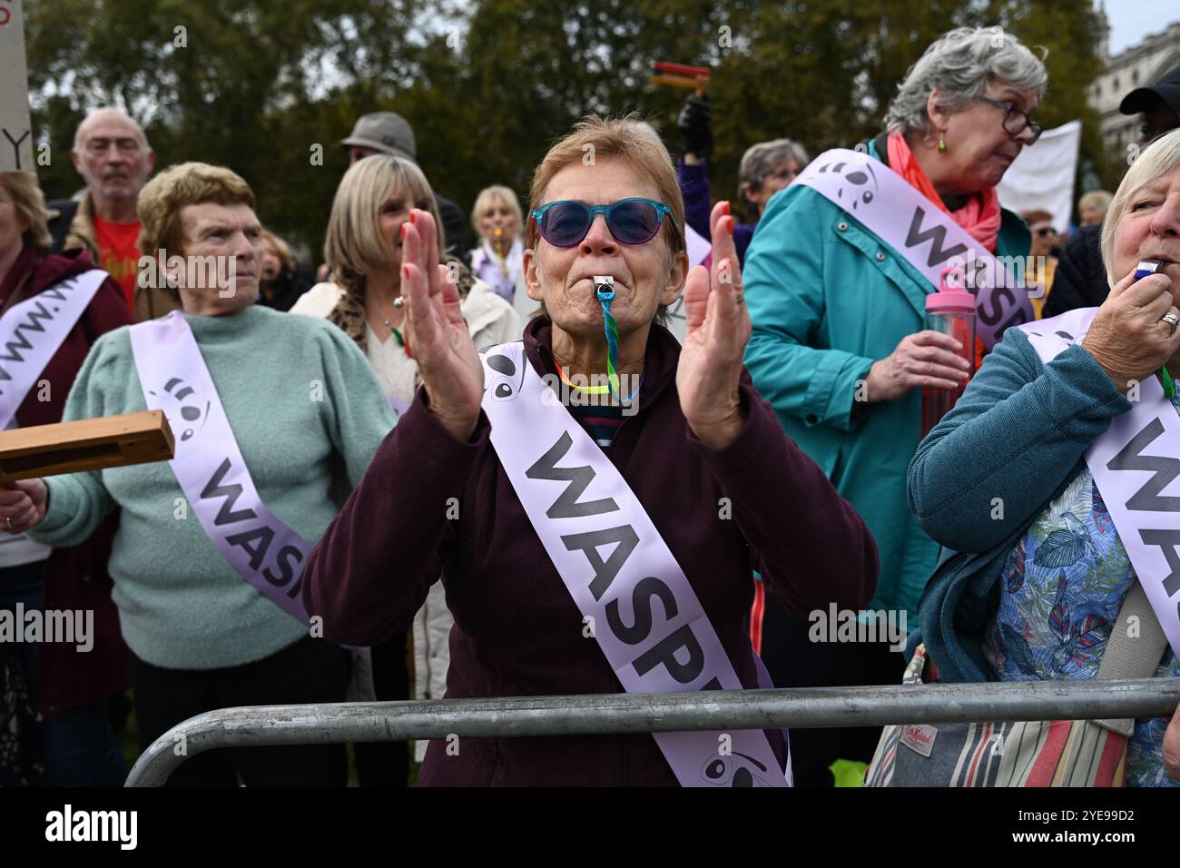 LONDRA, REGNO UNITO. 30 ottobre 2024. I manifestanti del WASPI sono incerti sul fatto che il governo ci pagherà. Le donne contro la disuguaglianza pensionistica di Stato (WASPI) hanno protestato contro il bilancio del governo britannico in piazza del Parlamento. le donne dei 50 anni stanno ancora aspettando la pensione dei 70 anni Il governo britannico non li compensa ancora. Purtroppo, molti sono morti senza ricevere le loro pensioni. (Foto di 李世惠/SEE li/Picture Capital) credito: Vedi li/Picture Capital/Alamy Live News Foto Stock