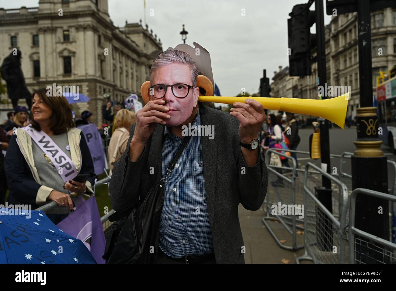 LONDRA, REGNO UNITO. 30 ottobre 2024. I manifestanti del WASPI sono incerti sul fatto che il governo ci pagherà. Le donne contro la disuguaglianza pensionistica di Stato (WASPI) hanno protestato contro il bilancio del governo britannico in piazza del Parlamento. le donne dei 50 anni stanno ancora aspettando la pensione dei 70 anni Il governo britannico non li compensa ancora. Purtroppo, molti sono morti senza ricevere le loro pensioni. (Foto di 李世惠/SEE li/Picture Capital) credito: Vedi li/Picture Capital/Alamy Live News Foto Stock