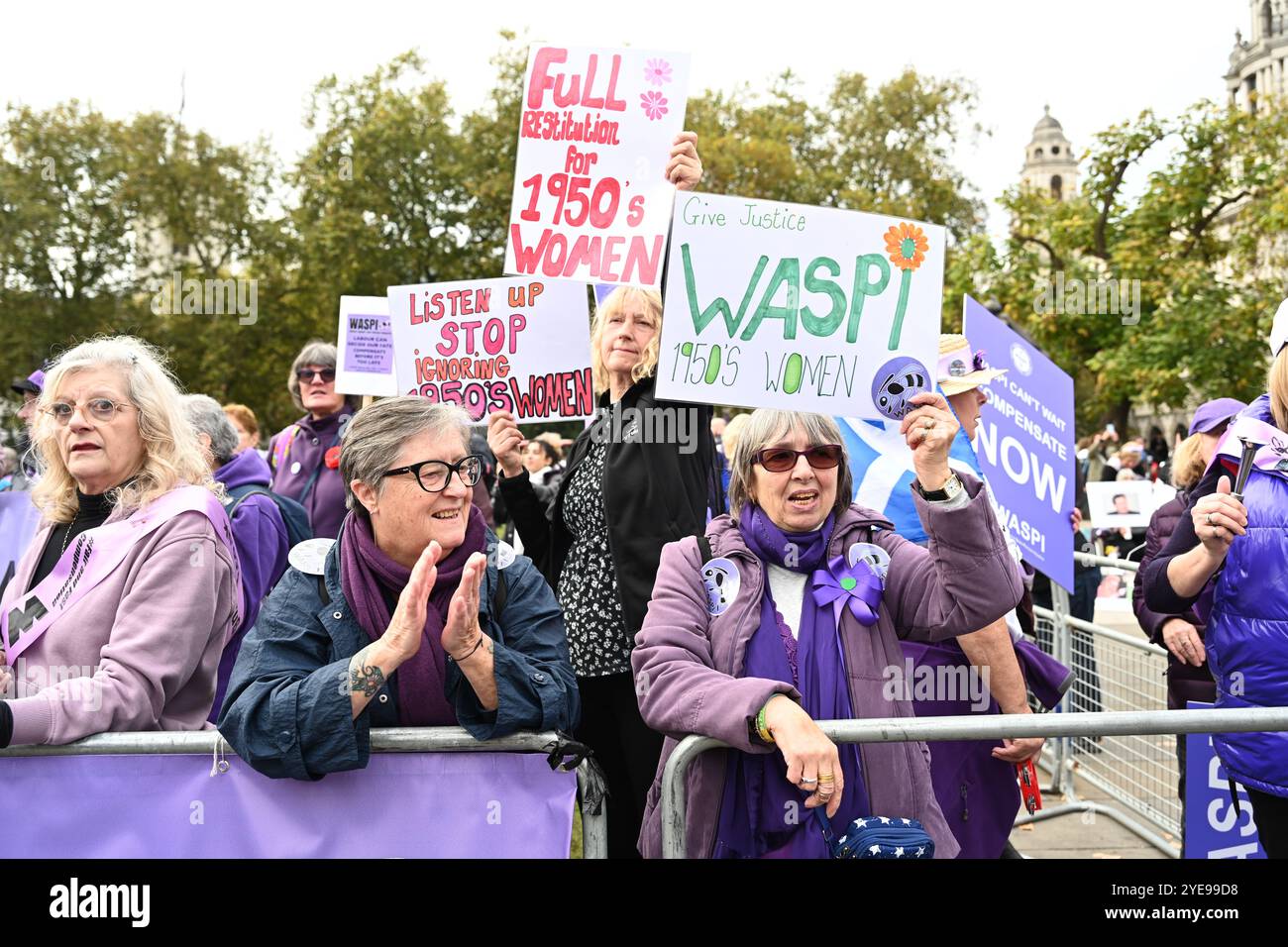 LONDRA, REGNO UNITO. 30 ottobre 2024. I manifestanti del WASPI sono incerti sul fatto che il governo ci pagherà. Le donne contro la disuguaglianza pensionistica di Stato (WASPI) hanno protestato contro il bilancio del governo britannico in piazza del Parlamento. le donne dei 50 anni stanno ancora aspettando la pensione dei 70 anni Il governo britannico non li compensa ancora. Purtroppo, molti sono morti senza ricevere le loro pensioni. (Foto di 李世惠/SEE li/Picture Capital) credito: Vedi li/Picture Capital/Alamy Live News Foto Stock