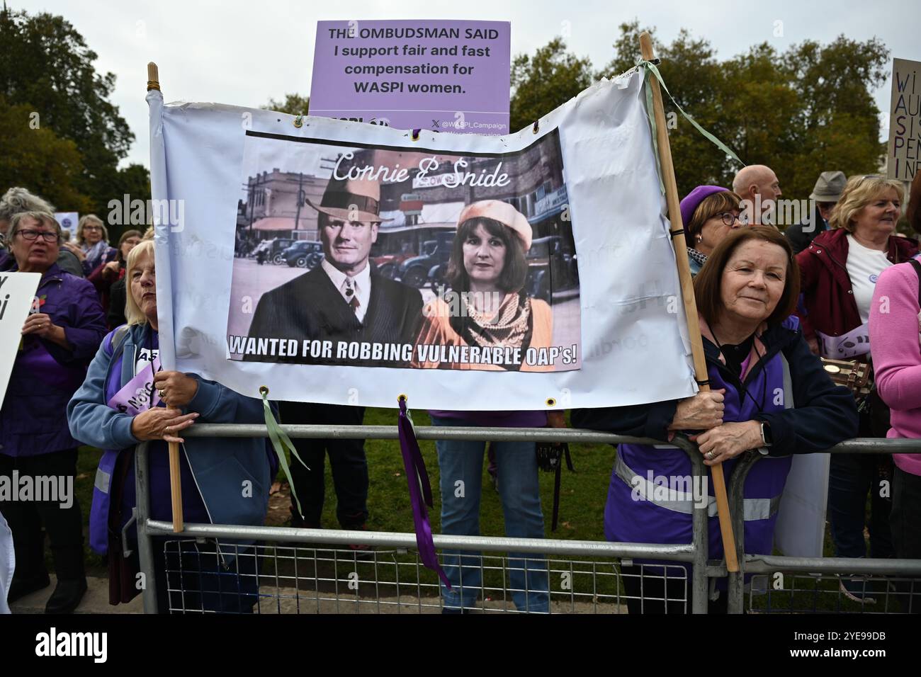 LONDRA, REGNO UNITO. 30 ottobre 2024. I manifestanti del WASPI sono incerti sul fatto che il governo ci pagherà. Le donne contro la disuguaglianza pensionistica di Stato (WASPI) hanno protestato contro il bilancio del governo britannico in piazza del Parlamento. le donne dei 50 anni stanno ancora aspettando la pensione dei 70 anni Il governo britannico non li compensa ancora. Purtroppo, molti sono morti senza ricevere le loro pensioni. (Foto di 李世惠/SEE li/Picture Capital) credito: Vedi li/Picture Capital/Alamy Live News Foto Stock