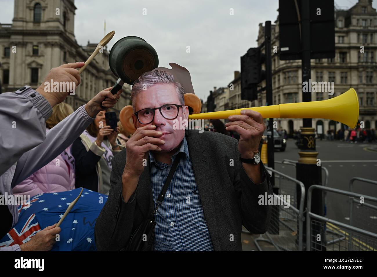 LONDRA, REGNO UNITO. 30 ottobre 2024. I manifestanti del WASPI sono incerti sul fatto che il governo ci pagherà. Le donne contro la disuguaglianza pensionistica di Stato (WASPI) hanno protestato contro il bilancio del governo britannico in piazza del Parlamento. le donne dei 50 anni stanno ancora aspettando la pensione dei 70 anni Il governo britannico non li compensa ancora. Purtroppo, molti sono morti senza ricevere le loro pensioni. (Foto di 李世惠/SEE li/Picture Capital) credito: Vedi li/Picture Capital/Alamy Live News Foto Stock