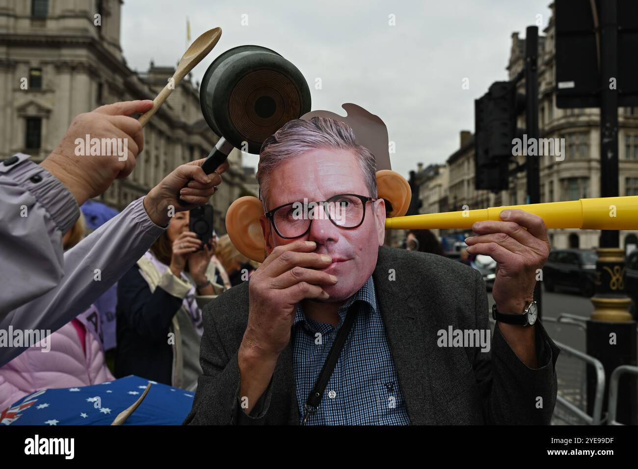 LONDRA, REGNO UNITO. 30 ottobre 2024. I manifestanti del WASPI sono incerti sul fatto che il governo ci pagherà. Le donne contro la disuguaglianza pensionistica di Stato (WASPI) hanno protestato contro il bilancio del governo britannico in piazza del Parlamento. le donne dei 50 anni stanno ancora aspettando la pensione dei 70 anni Il governo britannico non li compensa ancora. Purtroppo, molti sono morti senza ricevere le loro pensioni. (Foto di 李世惠/SEE li/Picture Capital) credito: Vedi li/Picture Capital/Alamy Live News Foto Stock