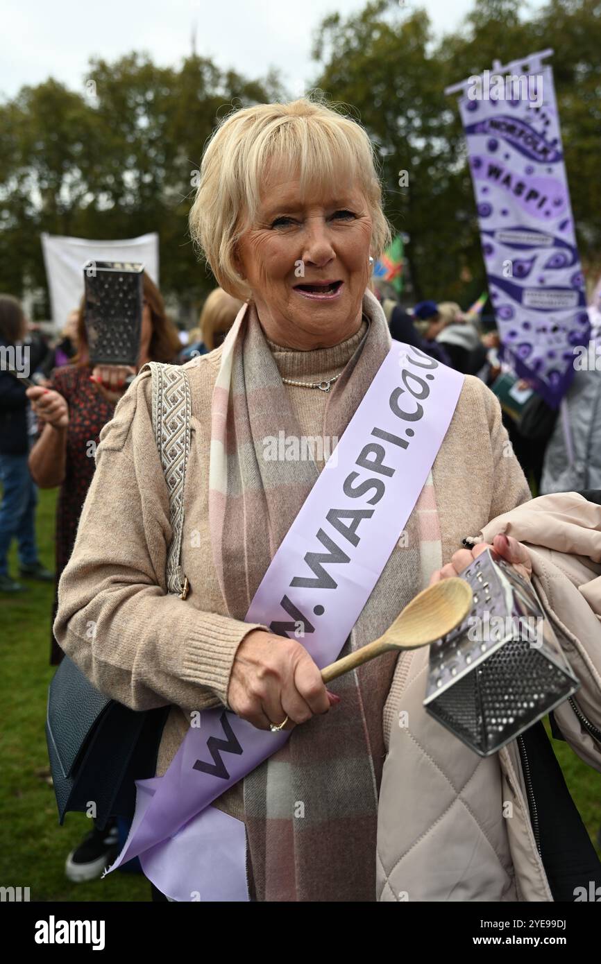 LONDRA, REGNO UNITO. 30 ottobre 2024. I manifestanti del WASPI sono incerti sul fatto che il governo ci pagherà. Le donne contro la disuguaglianza pensionistica di Stato (WASPI) hanno protestato contro il bilancio del governo britannico in piazza del Parlamento. le donne dei 50 anni stanno ancora aspettando la pensione dei 70 anni Il governo britannico non li compensa ancora. Purtroppo, molti sono morti senza ricevere le loro pensioni. (Foto di 李世惠/SEE li/Picture Capital) credito: Vedi li/Picture Capital/Alamy Live News Foto Stock