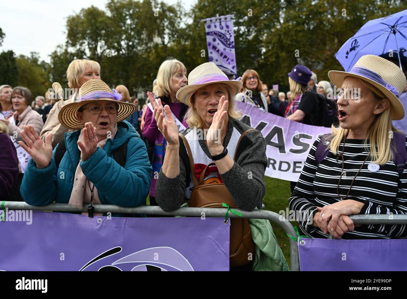 LONDRA, REGNO UNITO. 30 ottobre 2024. I manifestanti del WASPI sono incerti sul fatto che il governo ci pagherà. Le donne contro la disuguaglianza pensionistica di Stato (WASPI) hanno protestato contro il bilancio del governo britannico in piazza del Parlamento. le donne dei 50 anni stanno ancora aspettando la pensione dei 70 anni Il governo britannico non li compensa ancora. Purtroppo, molti sono morti senza ricevere le loro pensioni. (Foto di 李世惠/SEE li/Picture Capital) credito: Vedi li/Picture Capital/Alamy Live News Foto Stock