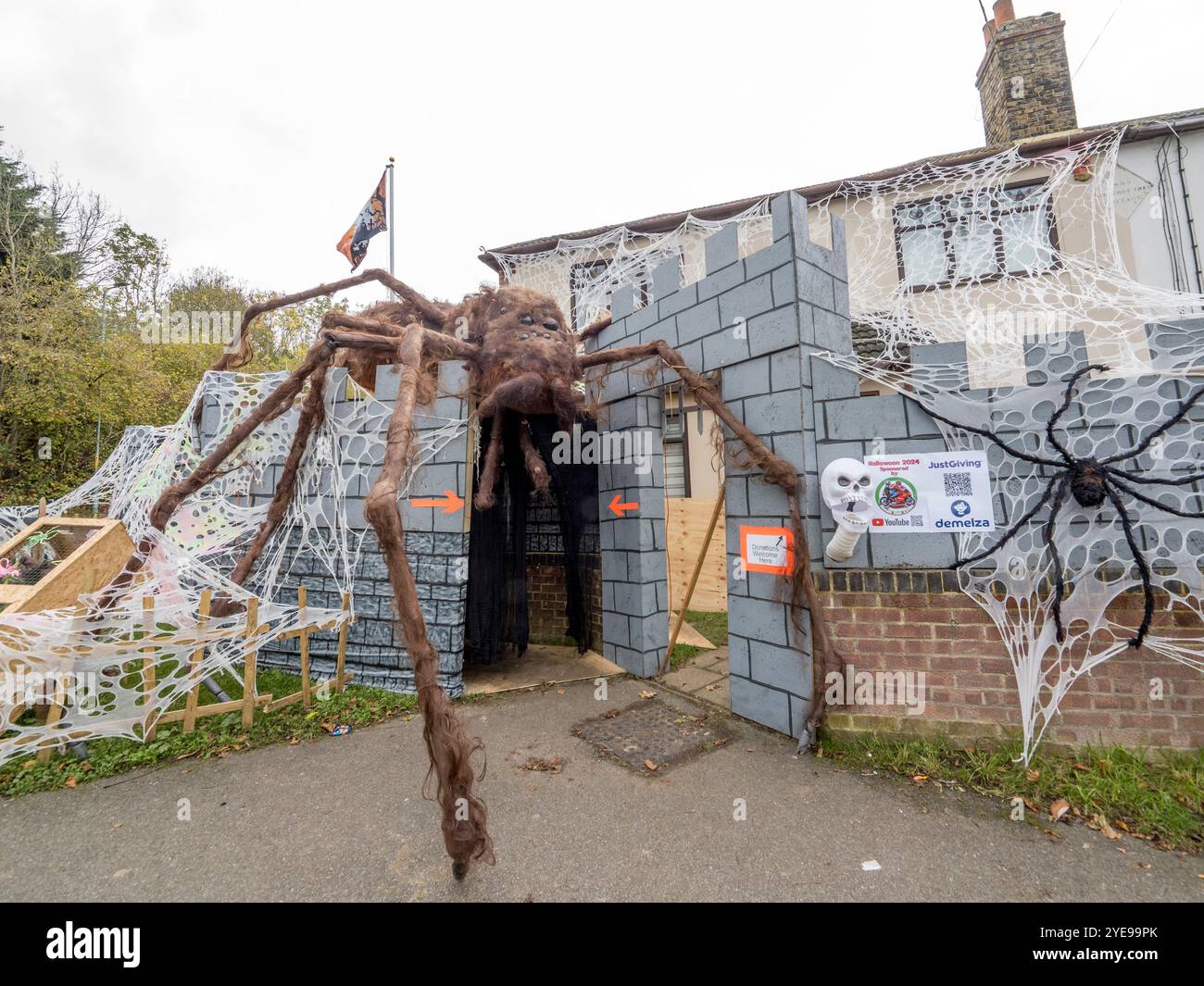 Gillingham, Kent, Regno Unito. 30 ottobre 2024. Una spettrale casa di Halloween con un ragno gigante può essere vista sulla Lower Rainham Road vicino a Gillingham, nel Kent. L'impressionante creazione è opera di Kieron King con l'obiettivo di raccogliere fondi per la beneficenza Demelza Hospice Care for Children. Crediti: James Bell/Alamy Live News Foto Stock