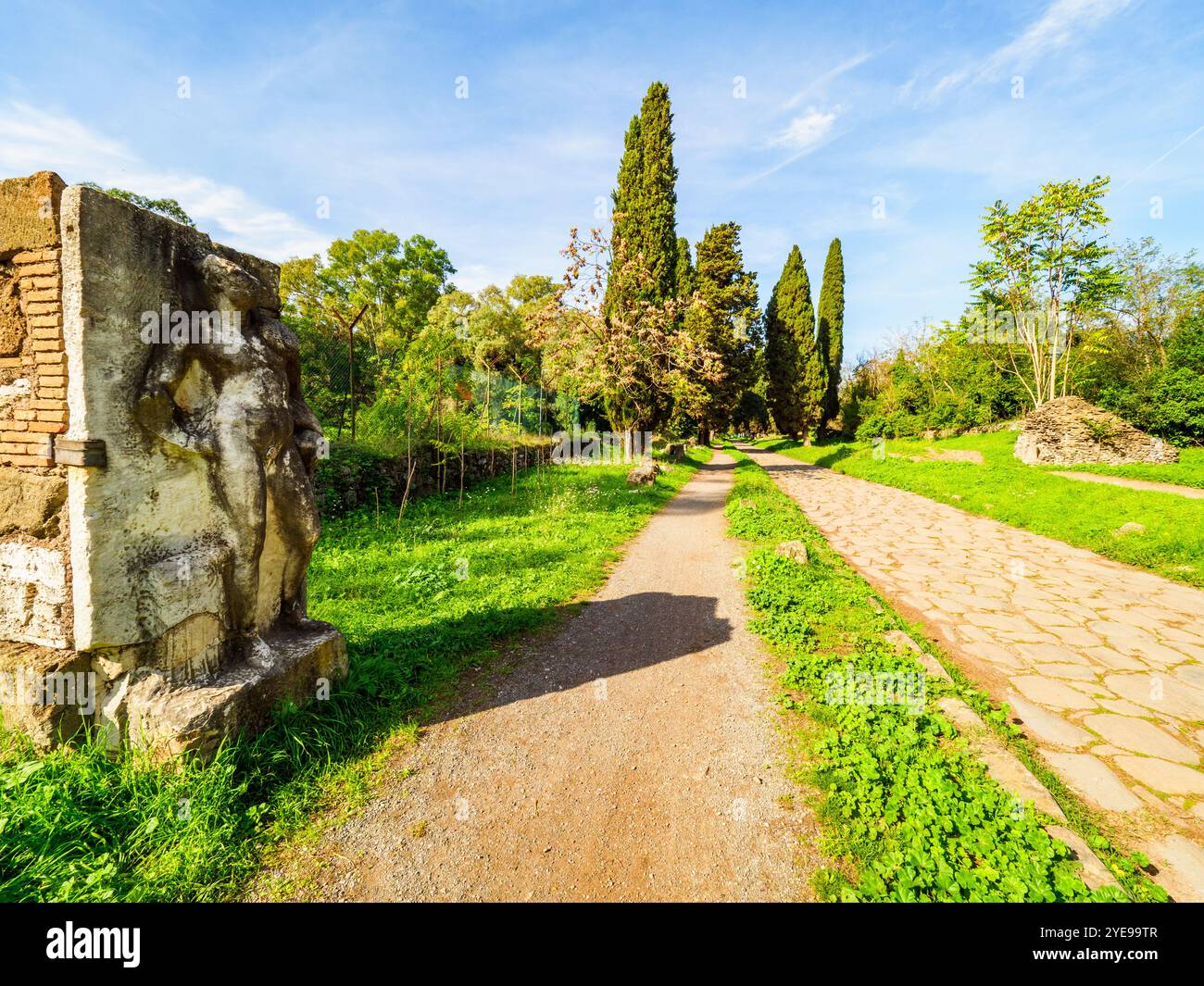 Sollievo eroico nell'antica via Appia costruita da Appio Claudio Cazio, il censore romano all'inizio del IV secolo a.C. specificamente per trasportare truppe al di fuori della piccola regione della grande Roma (IV secolo a.C.) - Roma, Italia Foto Stock