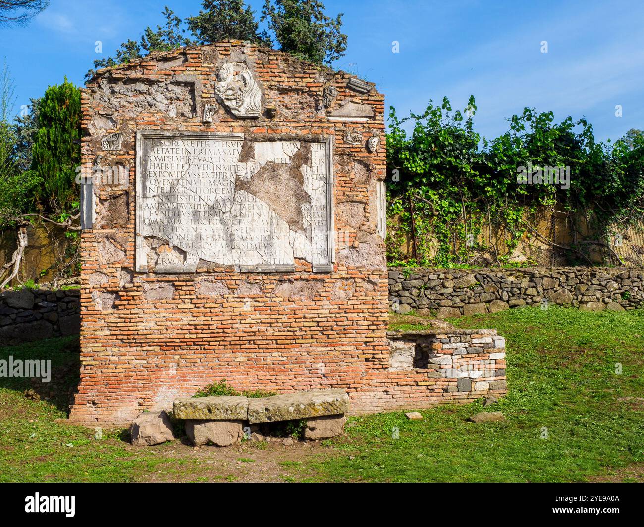 Tempio dei figli di Pompeo giusto nell'antica via Appia costruita da Appia Claudio Caeco, il censore romano all'inizio del IV secolo a.C. specificamente per trasportare truppe al di fuori della piccola regione della grande Roma (IV secolo a.C.). La tomba prende il nome dal personaggio menzionato nella grande epigrafe in versi: "Un padre povero, Sesto Pompeo, piange la morte immatura di un figlio e di una figlia. Sperava, per legge della natura, di precederli alla tomba; invece doveva, infelice, accendere il fuoco. Egli li loda e prega gli dei di riunirsi presto con loro." - Roma, Italia Foto Stock