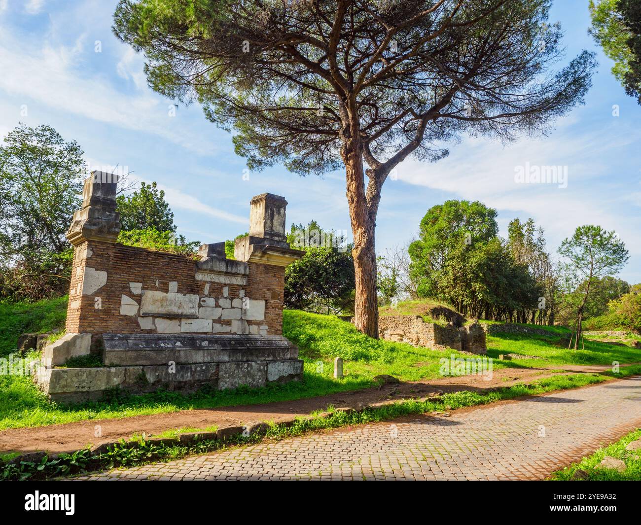 Tomba di Tiberio Claudio Secundo a Filippiano nell'antica via Appia costruita da Appia Claudio Caeco, il censore romano all'inizio del IV secolo a.C. specificamente per trasportare truppe al di fuori della piccola regione della grande Roma (IV secolo a.C.). Monumento funebre di Tiberio Claudio Secundo Filippiano, sua moglie Flavia Irene e i loro figli Tiberio Claudio secondo e Claudia secondaria. Suo padre, liberto di un imperatore della casa di Claudio (forse Nerone), era un collezionista di banche (coattore argentarius), assistente di magistrati (accensus velatus), copista (scrib Foto Stock