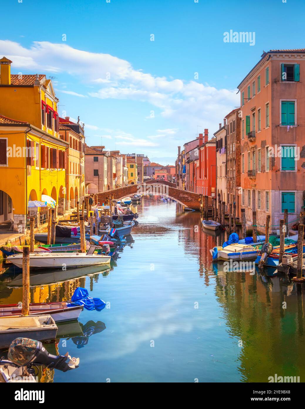Città di Chioggia nella laguna veneziana, ponte sul canale. Regione Veneto, Italia, Europa Foto Stock