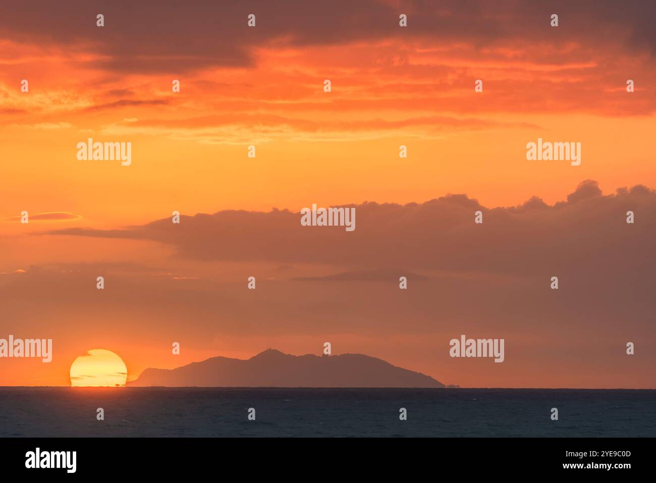 L'isola di Gorgona e la vista del tramonto dalla costa di Livorno. Tramonto sul mare nel Mediterraneo, nella regione Toscana, in Italia, in Europa Foto Stock