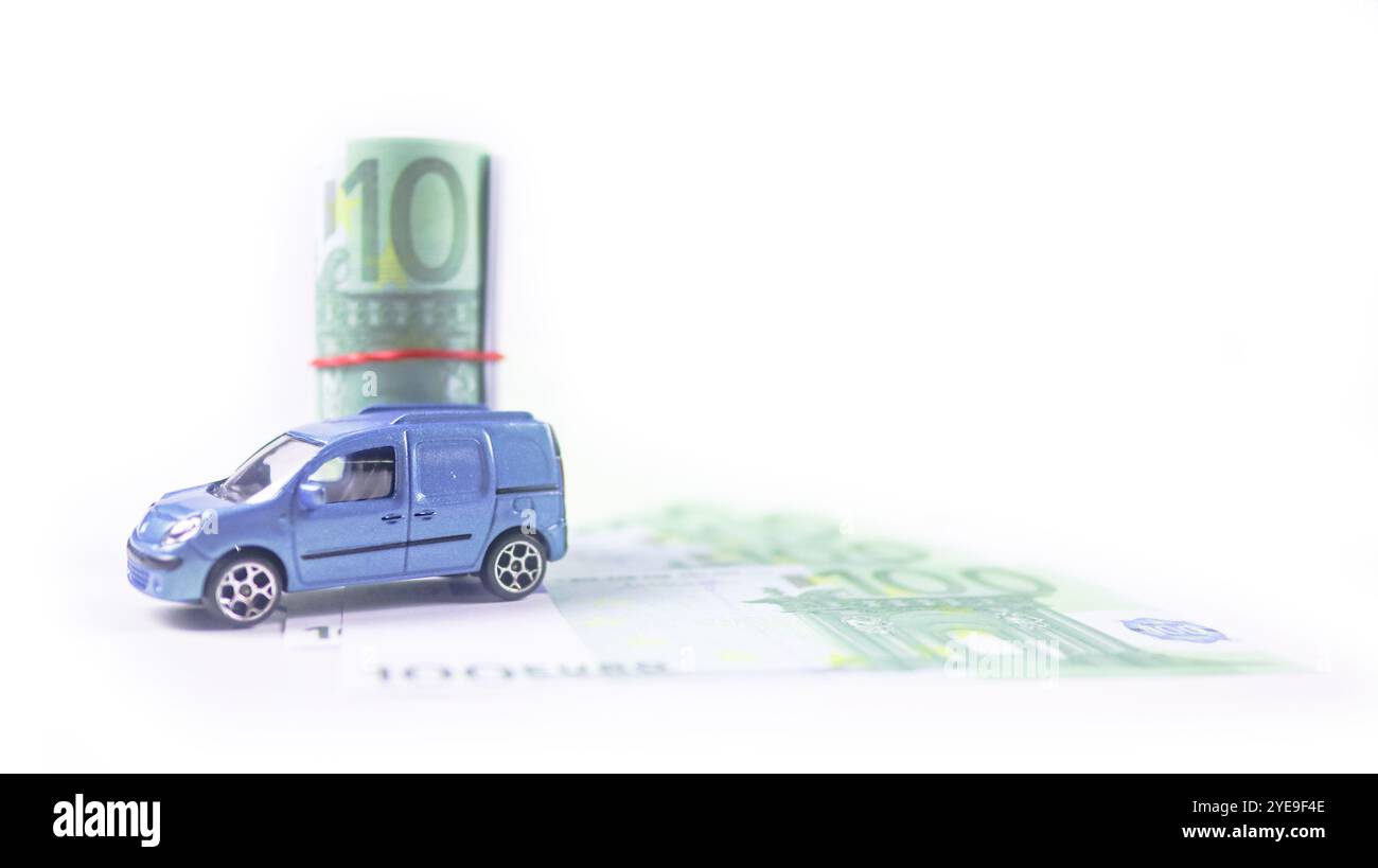 Modello di auto con banconote in euro su sfondo bianco concetto di risparmio per l'acquisto di auto, prestito auto e assicurazione auto. Foto Stock Modello di auto con banconote in euro su sfondo bianco concetto di risparmio per l'acquisto di auto, prestito auto e assicurazione auto. Foto Stock