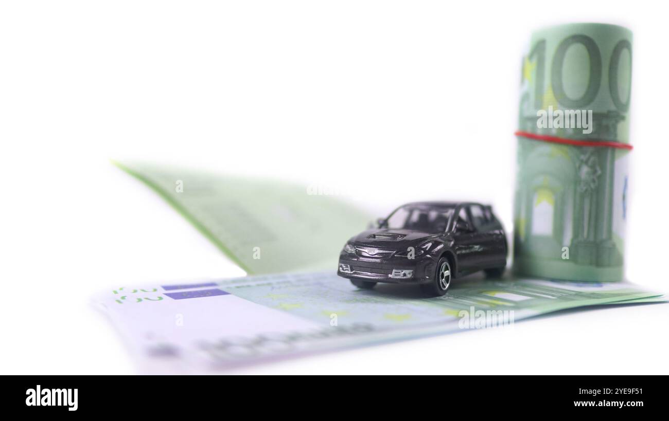 Modello di auto con banconote in euro su sfondo bianco concetto di risparmio per l'acquisto di auto, prestito auto e assicurazione auto. Foto Stock Modello di auto con banconote in euro su sfondo bianco concetto di risparmio per l'acquisto di auto, prestito auto e assicurazione auto. Foto Stock