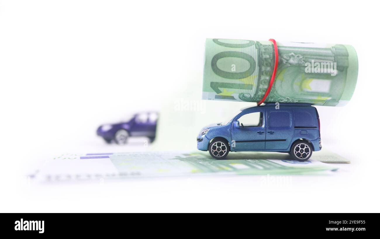 Modello di auto con banconote in euro su sfondo bianco concetto di risparmio per l'acquisto di auto, prestito auto e assicurazione auto. Foto Stock Modello di auto con banconote in euro su sfondo bianco concetto di risparmio per l'acquisto di auto, prestito auto e assicurazione auto. Foto Stock
