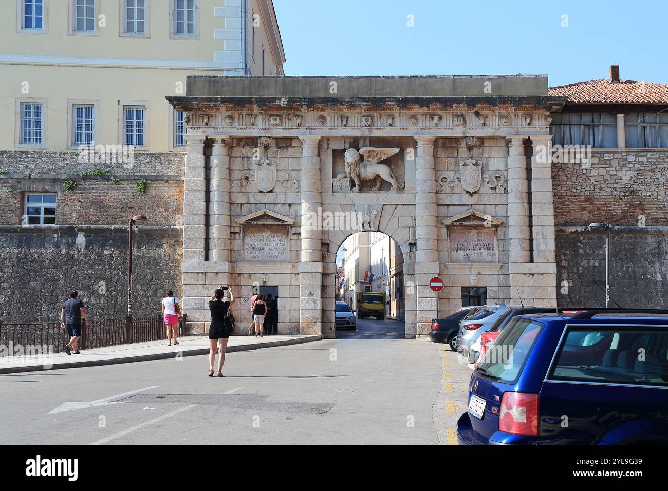ZARA, CROAZIA - 14 SETTEMBRE 2016: Questa è la porta della città, costruita nel XVI secolo in stile romano con elementi decorativi della Rena veneziana Foto Stock