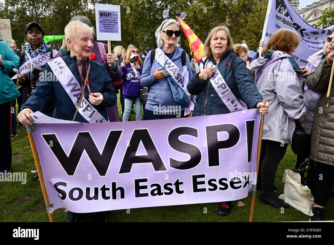 Londra, Regno Unito. Le donne del WASPI colpite dai cambiamenti dell'età pensionabile statale hanno protestato oggi fuori dal Parlamento mentre la Cancelliera Rachel Reeves ha tenuto il suo discorso sul bilancio. Più di tre milioni di donne nate negli anni '1950 sono state colpite da sostanziali aumenti dell'età pensionabile statale. Crediti: michael melia/Alamy Live News Foto Stock
