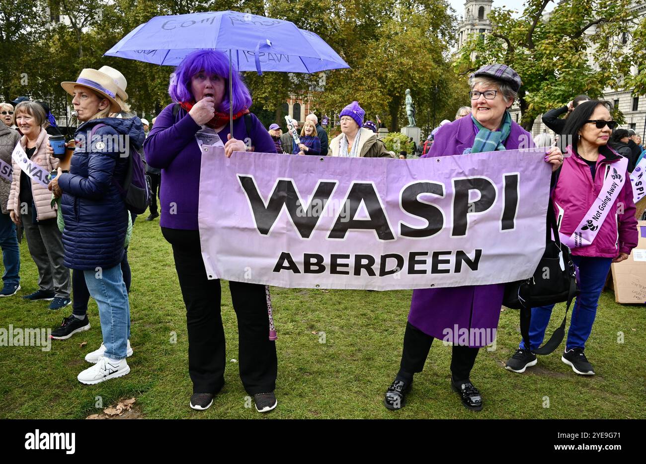 Londra, Regno Unito. Le donne del WASPI colpite dai cambiamenti dell'età pensionabile statale hanno protestato oggi fuori dal Parlamento mentre la Cancelliera Rachel Reeves ha tenuto il suo discorso sul bilancio. Più di tre milioni di donne nate negli anni '1950 sono state colpite da sostanziali aumenti dell'età pensionabile statale. Crediti: michael melia/Alamy Live News Foto Stock