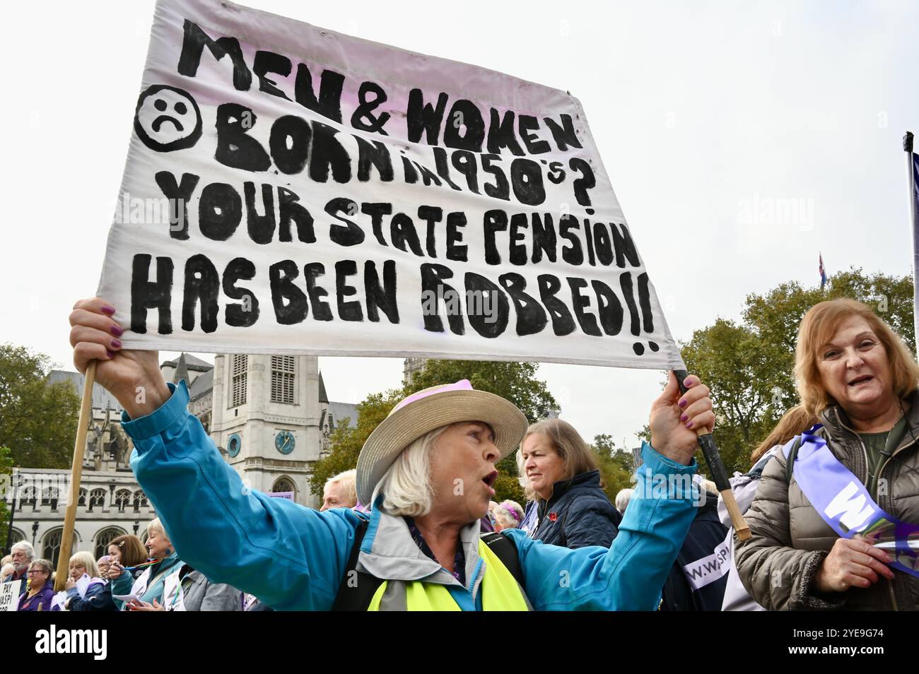 Londra, Regno Unito. Le donne del WASPI colpite dai cambiamenti dell'età pensionabile statale hanno protestato oggi fuori dal Parlamento mentre la Cancelliera Rachel Reeves ha tenuto il suo discorso sul bilancio. Più di tre milioni di donne nate negli anni '1950 sono state colpite da sostanziali aumenti dell'età pensionabile statale. Crediti: michael melia/Alamy Live News Foto Stock