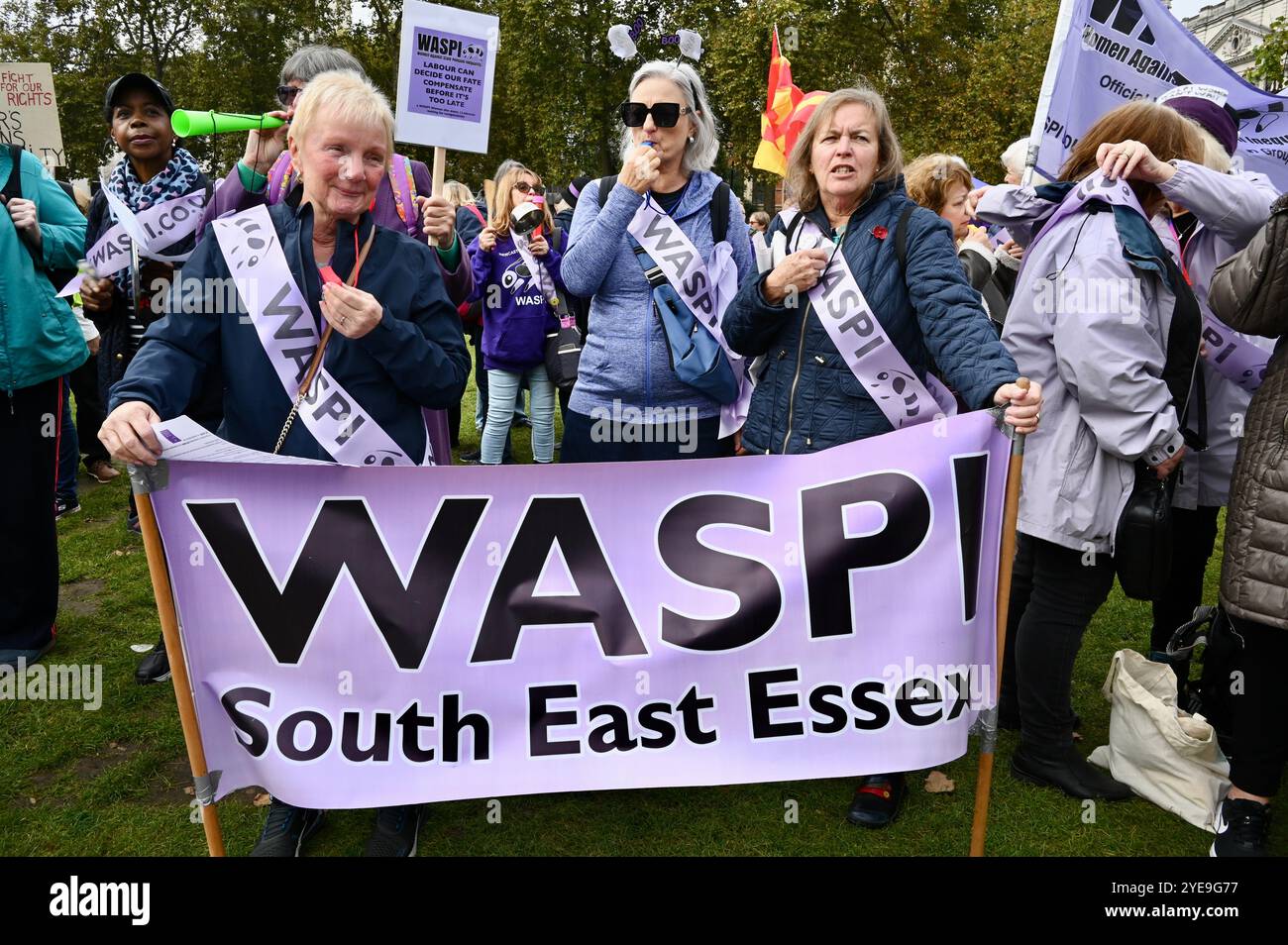 Londra, Regno Unito. Le donne del WASPI colpite dai cambiamenti dell'età pensionabile statale hanno protestato oggi fuori dal Parlamento mentre la Cancelliera Rachel Reeves ha tenuto il suo discorso sul bilancio. Più di tre milioni di donne nate negli anni '1950 sono state colpite da sostanziali aumenti dell'età pensionabile statale. Crediti: michael melia/Alamy Live News Foto Stock