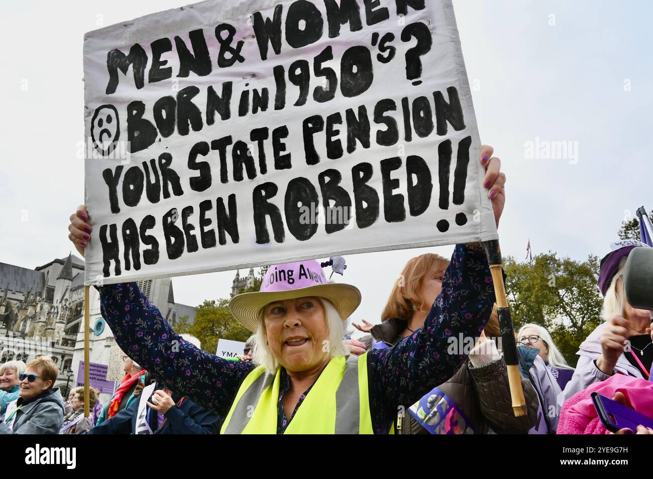 Londra, Regno Unito. Le donne del WASPI colpite dai cambiamenti dell'età pensionabile statale hanno protestato oggi fuori dal Parlamento mentre la Cancelliera Rachel Reeves ha tenuto il suo discorso sul bilancio. Più di tre milioni di donne nate negli anni '1950 sono state colpite da sostanziali aumenti dell'età pensionabile statale. Crediti: michael melia/Alamy Live News Foto Stock