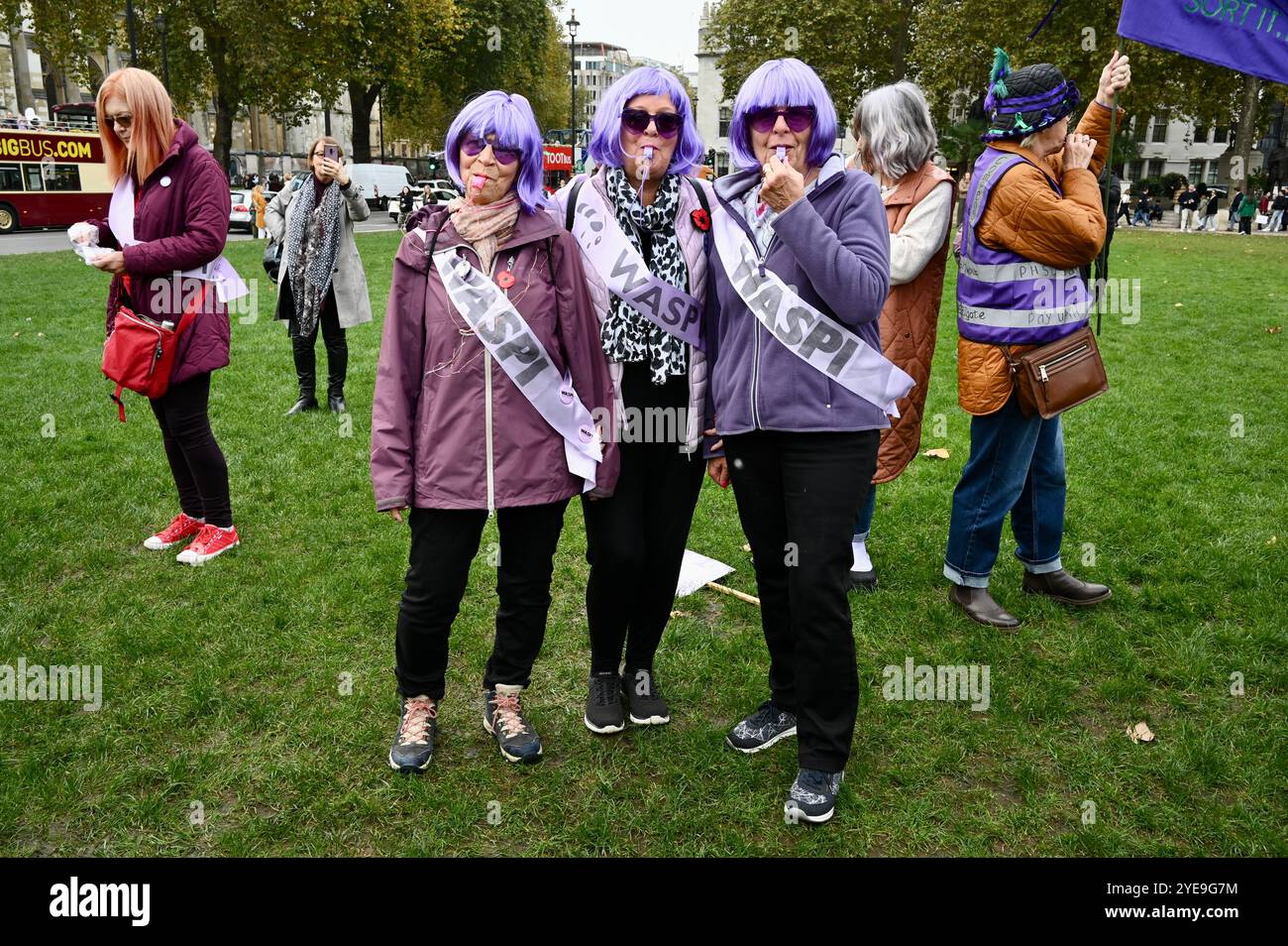 Londra, Regno Unito. Le donne del WASPI colpite dai cambiamenti dell'età pensionabile statale hanno protestato oggi fuori dal Parlamento mentre la Cancelliera Rachel Reeves ha tenuto il suo discorso sul bilancio. Più di tre milioni di donne nate negli anni '1950 sono state colpite da sostanziali aumenti dell'età pensionabile statale. Crediti: michael melia/Alamy Live News Foto Stock