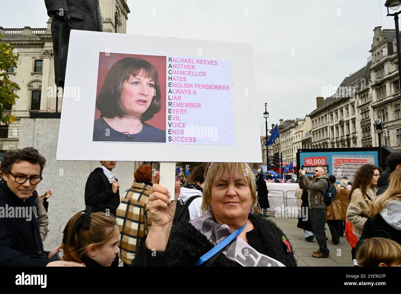 Londra, Regno Unito. Le donne del WASPI colpite dai cambiamenti dell'età pensionabile statale hanno protestato oggi fuori dal Parlamento mentre la Cancelliera Rachel Reeves ha tenuto il suo discorso sul bilancio. Più di tre milioni di donne nate negli anni '1950 sono state colpite da sostanziali aumenti dell'età pensionabile statale. Crediti: michael melia/Alamy Live News Foto Stock