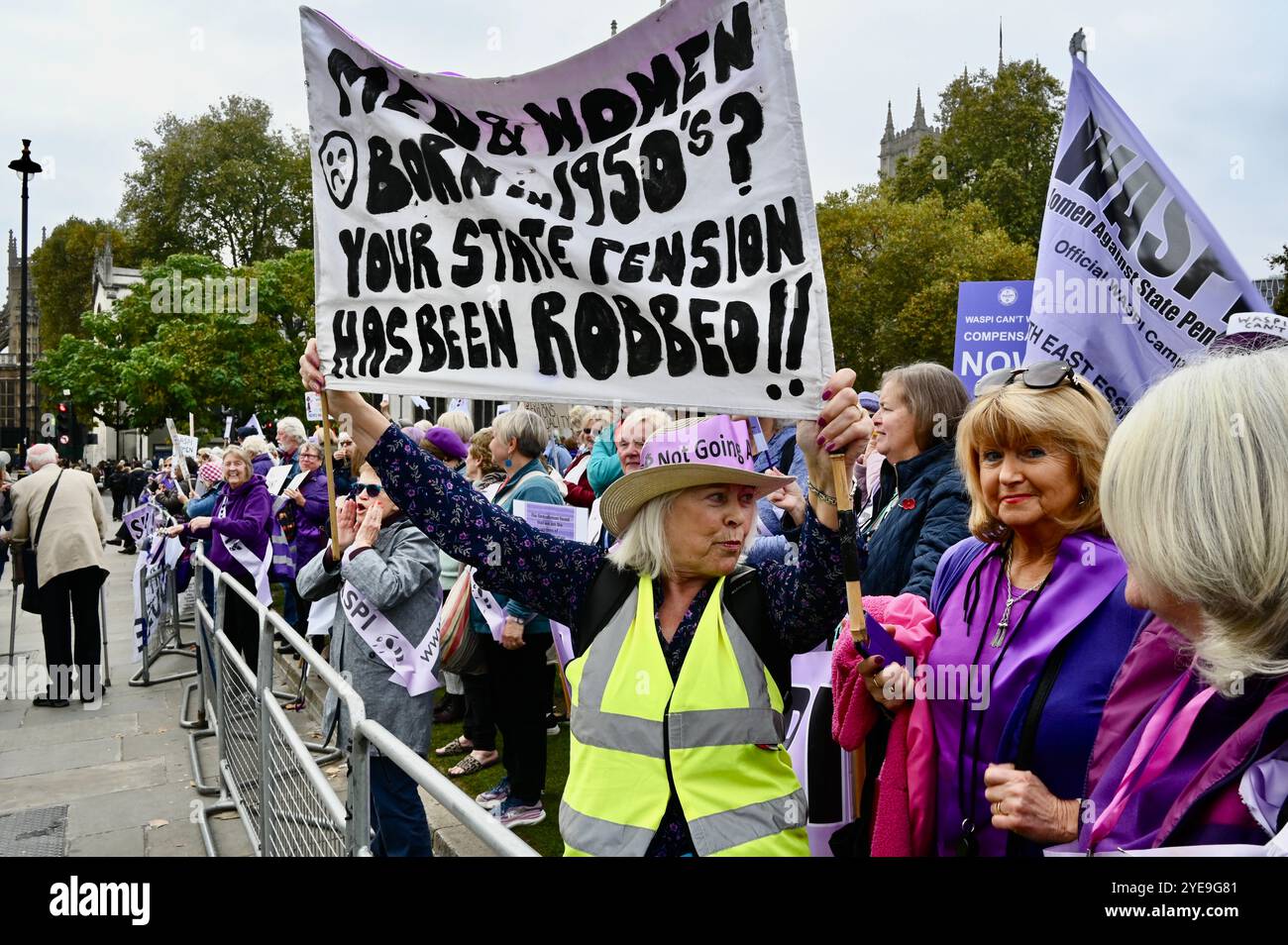 Londra, Regno Unito. Le donne del WASPI colpite dai cambiamenti dell'età pensionabile statale hanno protestato oggi fuori dal Parlamento mentre la Cancelliera Rachel Reeves ha tenuto il suo discorso sul bilancio. Più di tre milioni di donne nate negli anni '1950 sono state colpite da sostanziali aumenti dell'età pensionabile statale. Crediti: michael melia/Alamy Live News Foto Stock