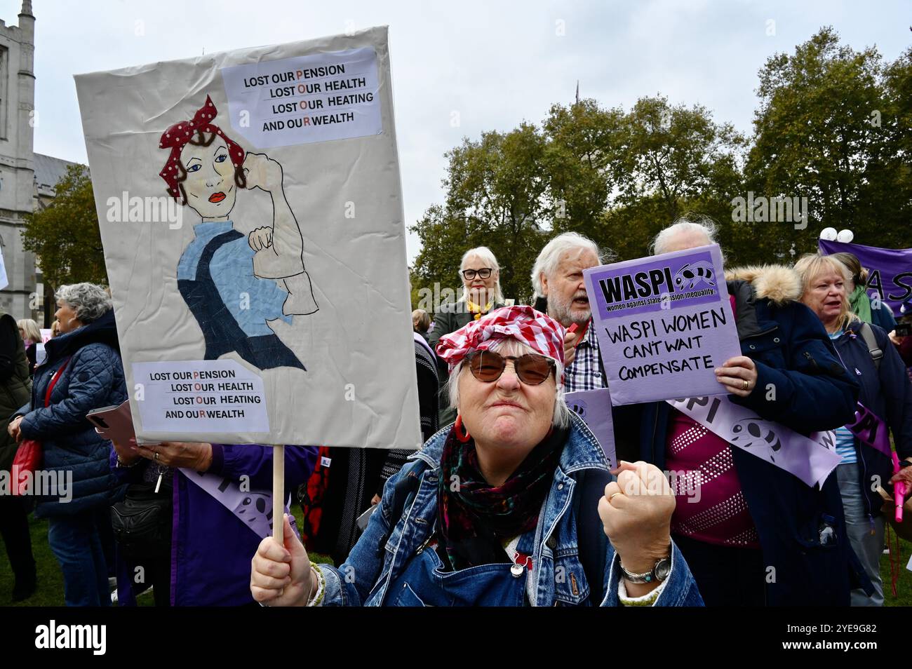 Londra, Regno Unito. Le donne del WASPI colpite dai cambiamenti dell'età pensionabile statale hanno protestato oggi fuori dal Parlamento mentre la Cancelliera Rachel Reeves ha tenuto il suo discorso sul bilancio. Più di tre milioni di donne nate negli anni '1950 sono state colpite da sostanziali aumenti dell'età pensionabile statale. Crediti: michael melia/Alamy Live News Foto Stock