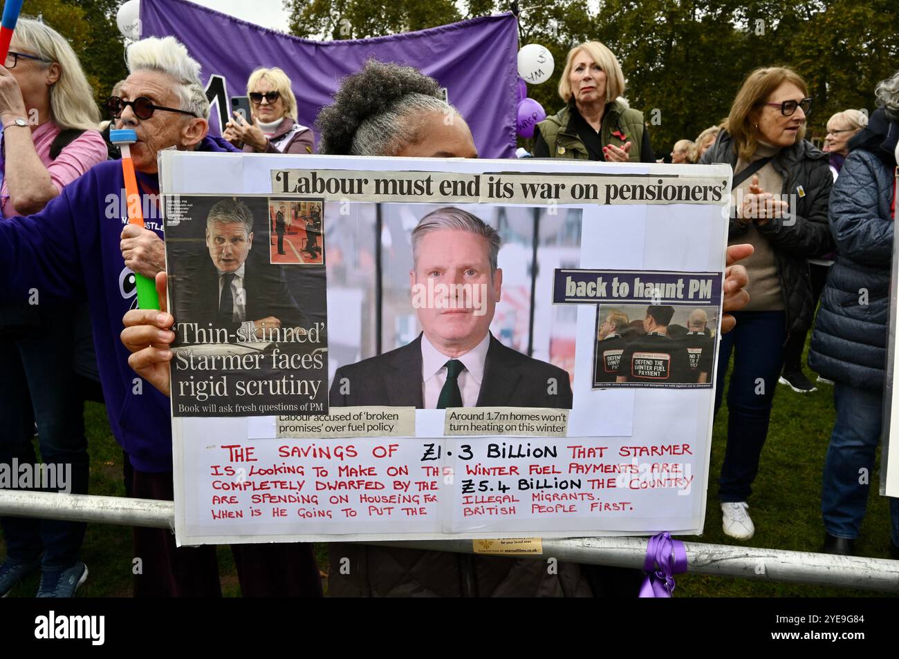 Londra, Regno Unito. Le donne del WASPI colpite dai cambiamenti dell'età pensionabile statale hanno protestato oggi fuori dal Parlamento mentre la Cancelliera Rachel Reeves ha tenuto il suo discorso sul bilancio. Più di tre milioni di donne nate negli anni '1950 sono state colpite da sostanziali aumenti dell'età pensionabile statale. Crediti: michael melia/Alamy Live News Foto Stock