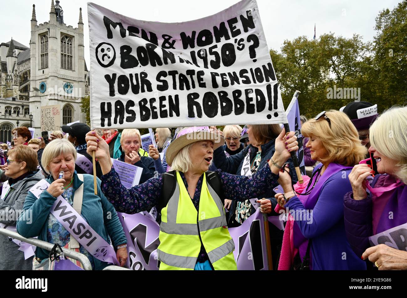 Londra, Regno Unito. Le donne del WASPI colpite dai cambiamenti dell'età pensionabile statale hanno protestato oggi fuori dal Parlamento mentre la Cancelliera Rachel Reeves ha tenuto il suo discorso sul bilancio. Più di tre milioni di donne nate negli anni '1950 sono state colpite da sostanziali aumenti dell'età pensionabile statale. Crediti: michael melia/Alamy Live News Foto Stock