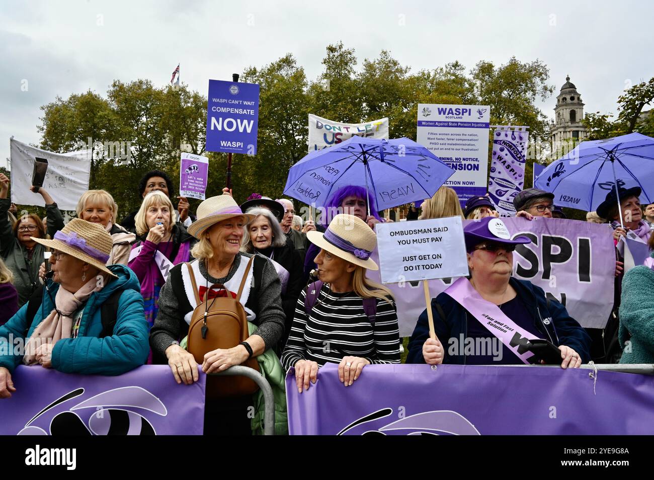 Londra, Regno Unito. Le donne del WASPI colpite dai cambiamenti dell'età pensionabile statale hanno protestato oggi fuori dal Parlamento mentre la Cancelliera Rachel Reeves ha tenuto il suo discorso sul bilancio. Più di tre milioni di donne nate negli anni '1950 sono state colpite da sostanziali aumenti dell'età pensionabile statale. Crediti: michael melia/Alamy Live News Foto Stock