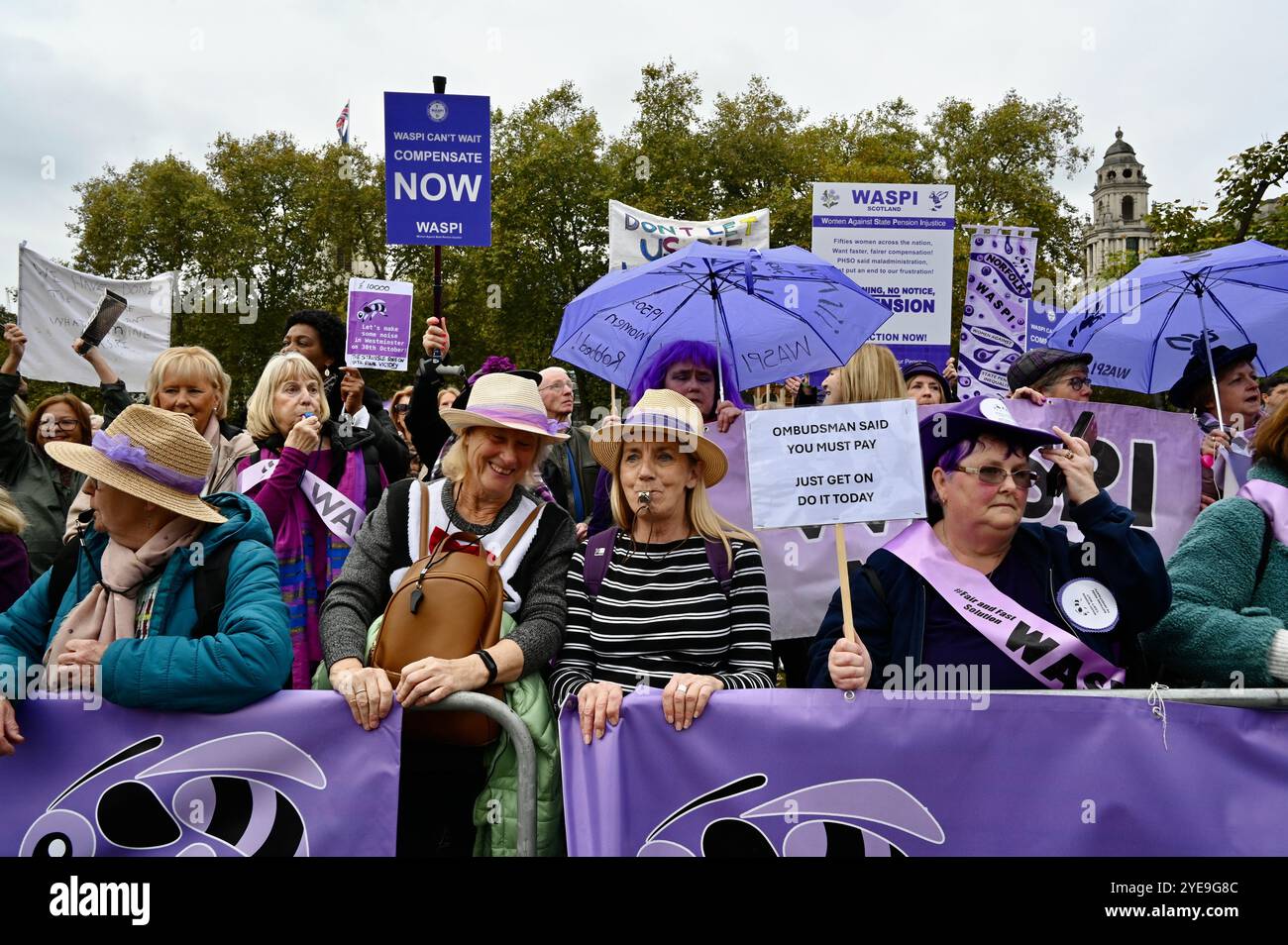 Londra, Regno Unito. Le donne del WASPI colpite dai cambiamenti dell'età pensionabile statale hanno protestato oggi fuori dal Parlamento mentre la Cancelliera Rachel Reeves ha tenuto il suo discorso sul bilancio. Più di tre milioni di donne nate negli anni '1950 sono state colpite da sostanziali aumenti dell'età pensionabile statale. Crediti: michael melia/Alamy Live News Foto Stock