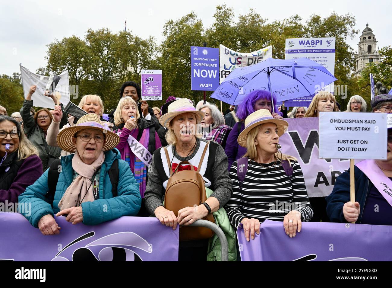 Londra, Regno Unito. Le donne del WASPI colpite dai cambiamenti dell'età pensionabile statale hanno protestato oggi fuori dal Parlamento mentre la Cancelliera Rachel Reeves ha tenuto il suo discorso sul bilancio. Più di tre milioni di donne nate negli anni '1950 sono state colpite da sostanziali aumenti dell'età pensionabile statale. Crediti: michael melia/Alamy Live News Foto Stock