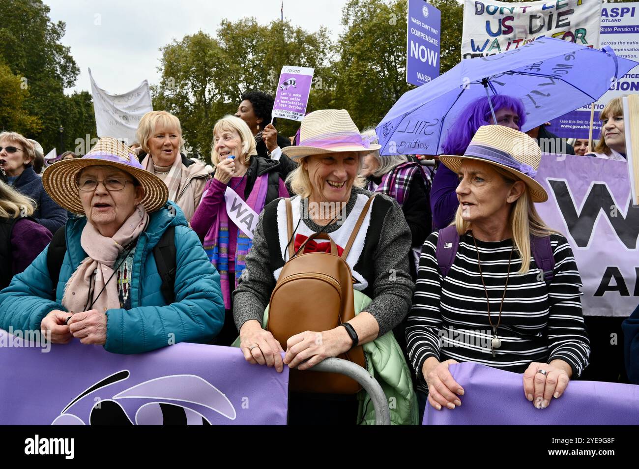 Londra, Regno Unito. Le donne del WASPI colpite dai cambiamenti dell'età pensionabile statale hanno protestato oggi fuori dal Parlamento mentre la Cancelliera Rachel Reeves ha tenuto il suo discorso sul bilancio. Più di tre milioni di donne nate negli anni '1950 sono state colpite da sostanziali aumenti dell'età pensionabile statale. Crediti: michael melia/Alamy Live News Foto Stock