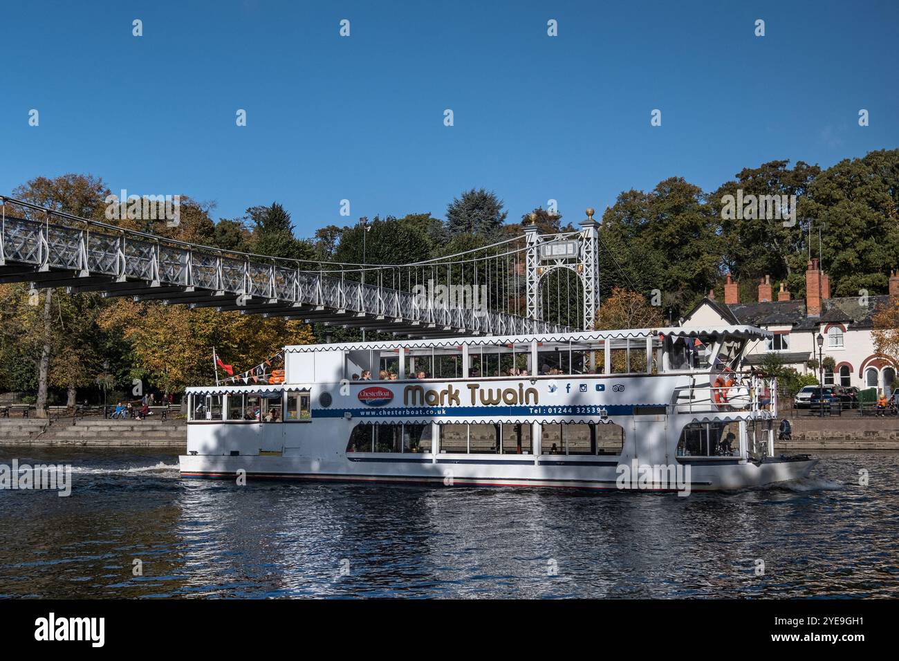 Tour Boat Mark Twain Crociere sotto il Queens Park Suspension Bridge sul fiume Dee, The Groves, Chester, Cheshire, Inghilterra, REGNO UNITO Foto Stock