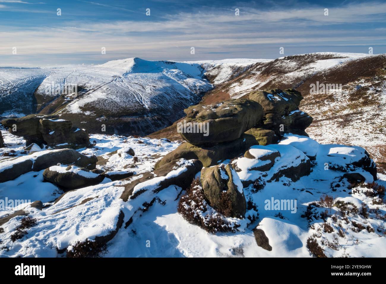 Grindslow Knoll da Kinder Scout in inverno, Kinder Scout, Peak District National Park, Derbyshire, Inghilterra, Regno Unito Foto Stock