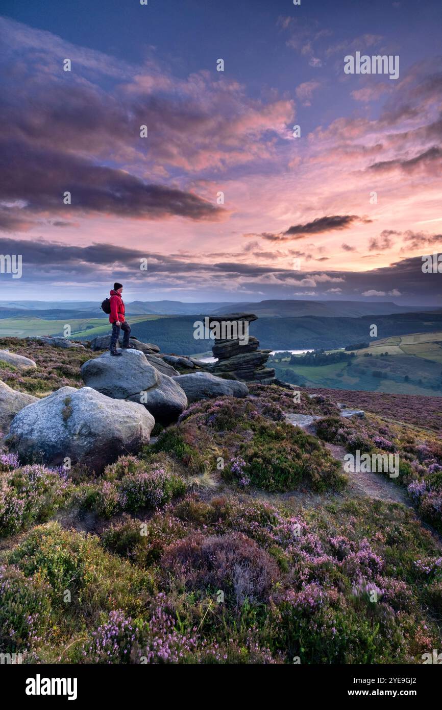 Walker at the Salt Cellar in estate, Derwent Edge, Peak District National Park, Derbyshire, Inghilterra, Regno Unito Foto Stock