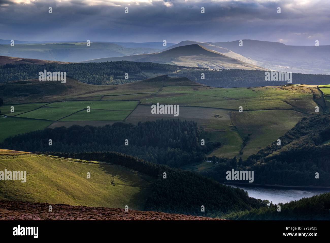 Kinder Scout lontano sul lago artificiale Ladybower da Derwent Edge, Peak District National Park, Derbyshire, Inghilterra, Regno Unito Foto Stock