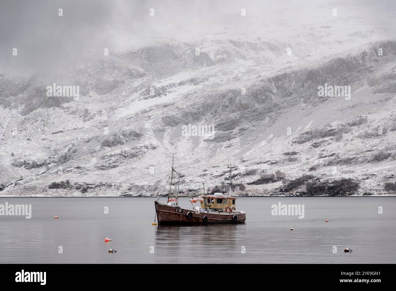 Pescatore a Loch Broom in inverno, Ullapool, Ross e Cromarty, Highlands scozzesi, Scozia, REGNO UNITO Foto Stock