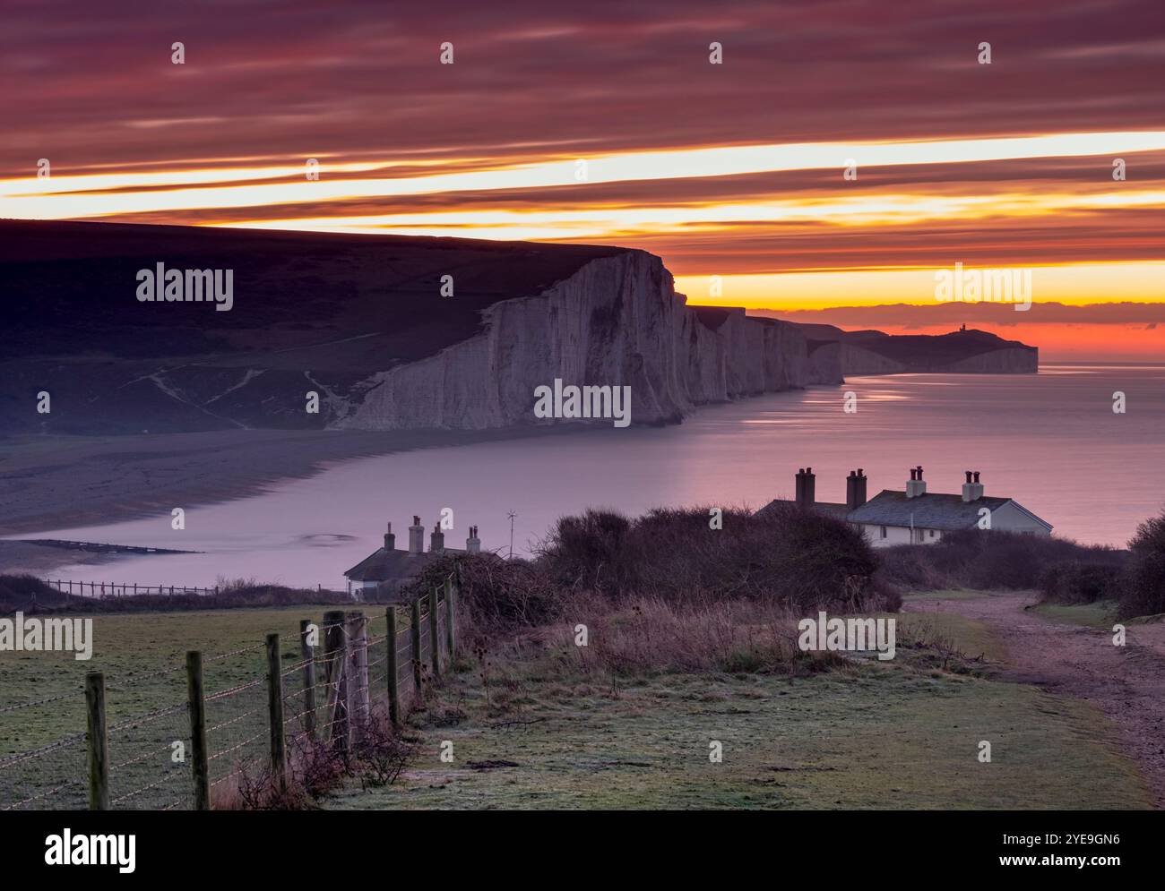 Le sette Sorelle bianche scogliere di gesso all'alba da Cuckmere Haven, South Downs National Park, East Sussex, Inghilterra, Regno Unito Foto Stock