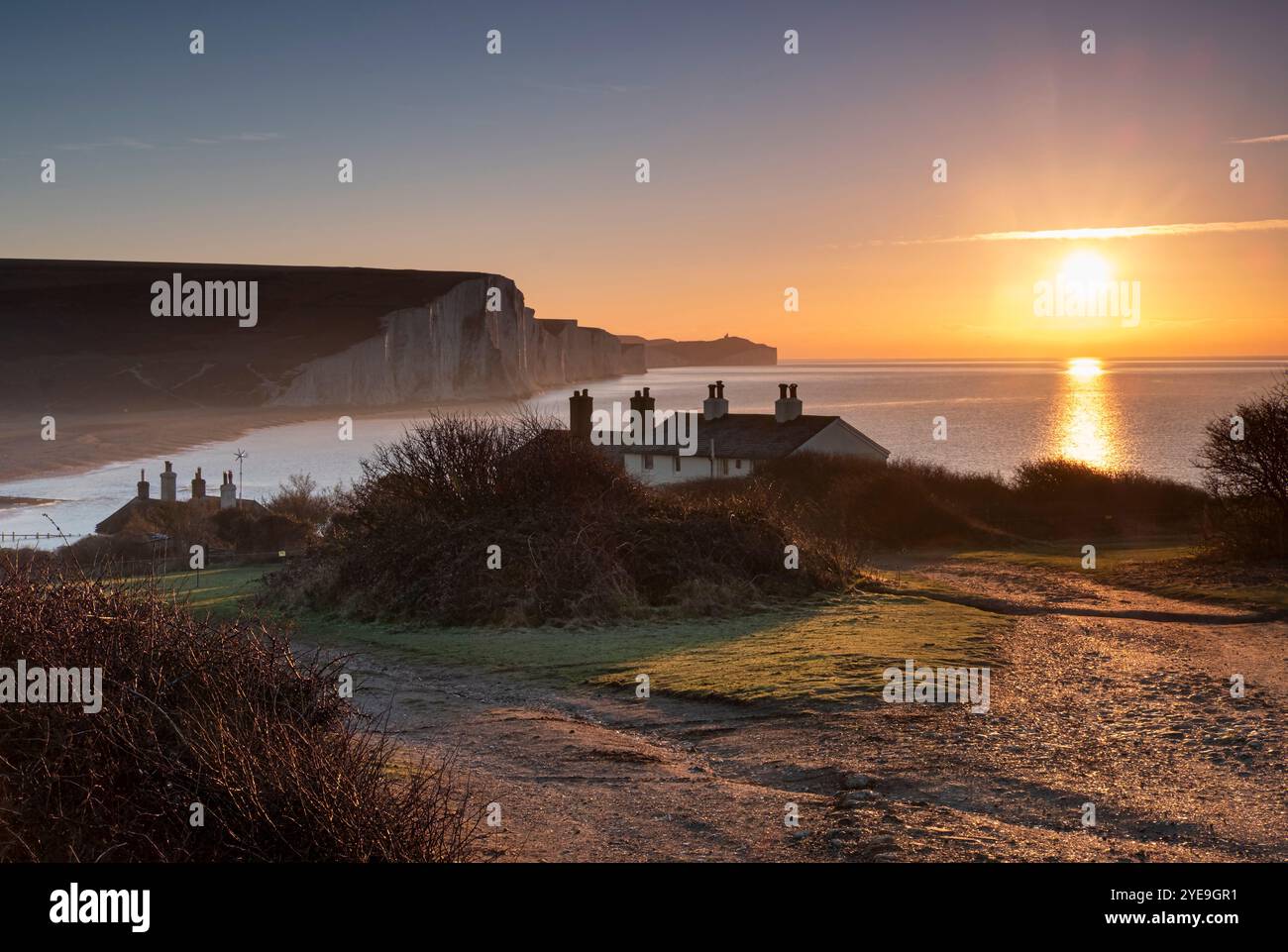 Le sette Sorelle bianche scogliere di gesso all'alba da Cuckmere Haven, South Downs National Park, East Sussex, Inghilterra, Regno Unito Foto Stock