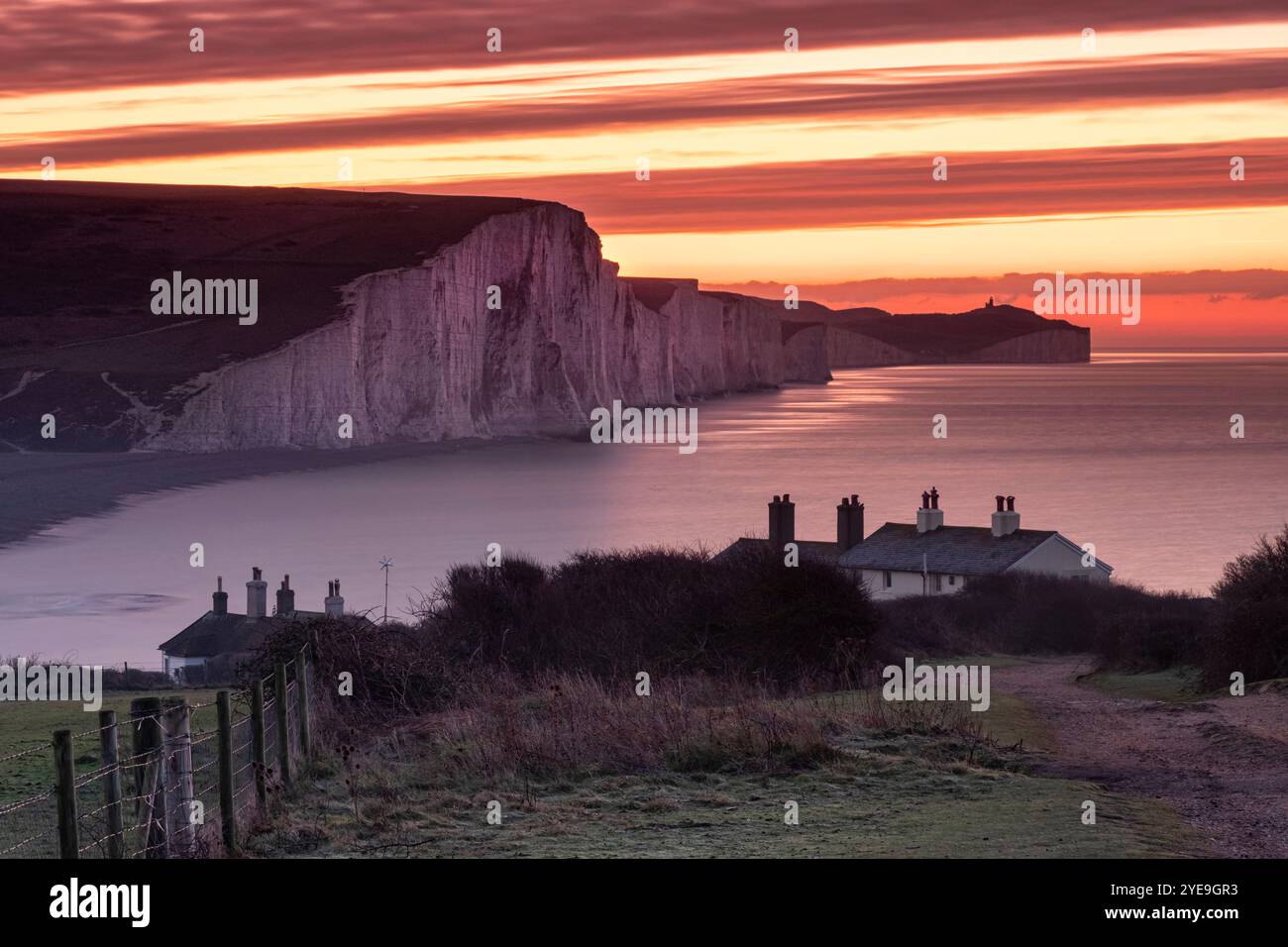 Le scogliere bianche di gesso delle Seven Sisters all'alba da Cuckmere Haven, South Downs National Park, East Sussex, Inghilterra, Regno Unito Foto Stock