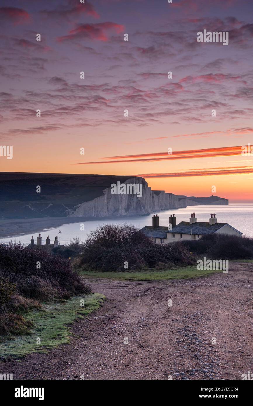 Le scogliere bianche di gesso delle Seven Sisters all'alba da Cuckmere Haven, South Downs National Park, East Sussex, Inghilterra, Regno Unito Foto Stock
